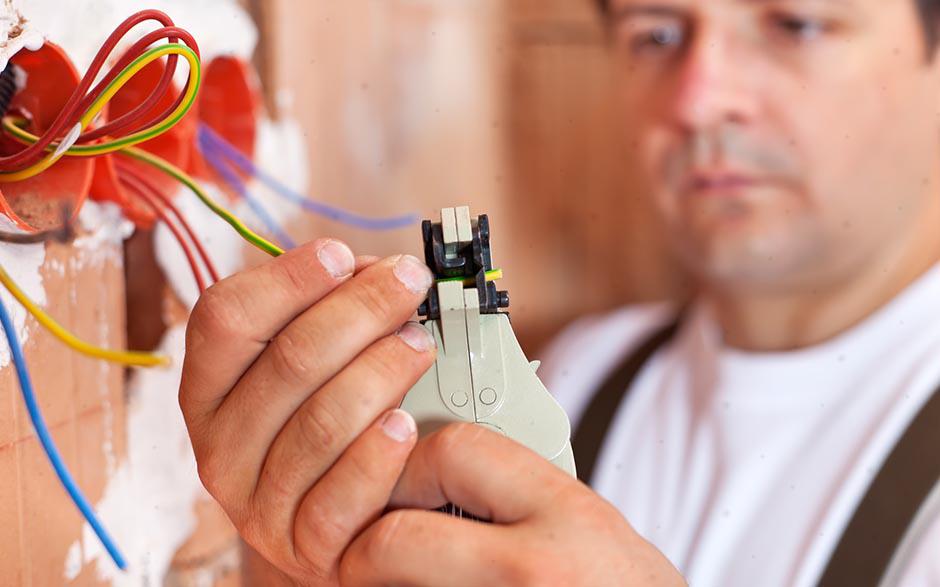 un électricien Élancourt