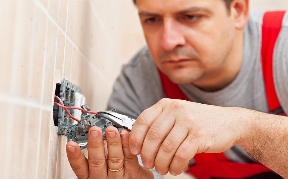 un électricien Élancourt